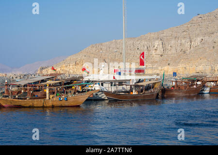 "Khasab, Musandam/Oman - 11/2/2019: Khasab porta al decollo posto turistico per viaggi a bordo di un giunco nei fiordi cercando dophins e godere la montagna Foto Stock