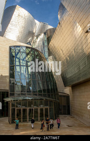 Bilbao Spagna - 25 Settembre 2019: vista del Guggenheim Museum costruito nel 1997 dall architetto canadese Frank Gehry a Bilbao, Paesi Baschi Foto Stock