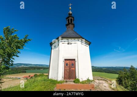 Cappella di Sant'Anna Vysker sulla collina nel Paradiso Boemo. Foto Stock