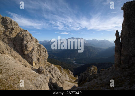 Parete di roccia del monte Schellschlicht nella parte anteriore del massiccio dello Zugspitze massiccio in autunno, Grainau, Germania Foto Stock