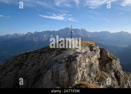 Vertice di croce di montagna Schellschlicht nella parte anteriore del massiccio dello Zugspitze massiccio in autunno, Grainau, Germania Foto Stock