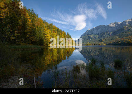 Lago Eibsee e il massiccio dello Zugspitze in autunno, Baviera, Germania Foto Stock
