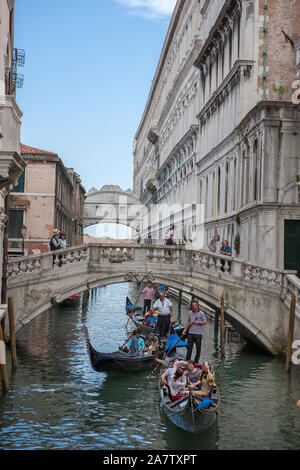 Il rio di Palazzo della Paglia, Venezia, Italia, che mostra il Ponte de la Canonica e oltre, il Ponte dei Sospiri (Ponte dei Sospiri): gondole sotto Foto Stock