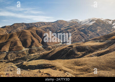 Una strada passa attraverso una macchina robusta bellissimo paesaggio del Tibet, Cina sulla strada per il Monte Everest. Foto Stock