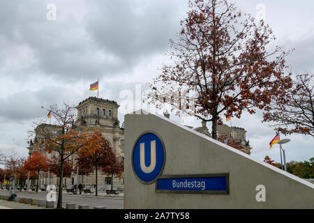 Bundestag ubahn fermata della metropolitana con il Reichstag edificio storico sullo sfondo,germania Foto Stock