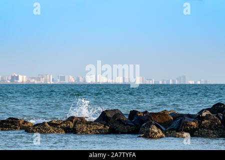 Vista di Clearwater, Florida con le onde che si infrangono sul pontile Foto Stock