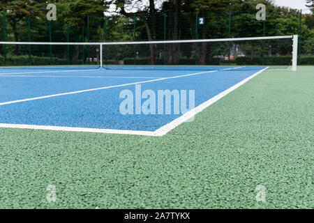 Blue Campo da tennis. Outdoor giornata di sole. Concetto di tennis. Spazio di copia Foto Stock