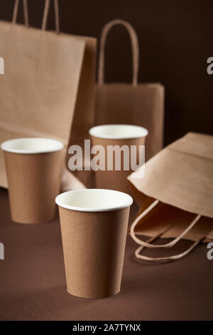 Eco Friendly di sacchetti e vaschette per alimenti e bevande fatti di carta Foto Stock