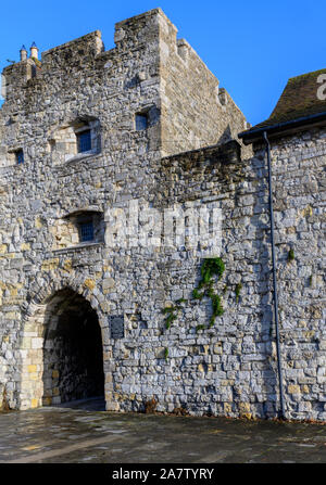 Westgate medievale nella città di Southampton pareti, Western Esplanade, Southampton, Hampshire, Inghilterra, Regno Unito Foto Stock