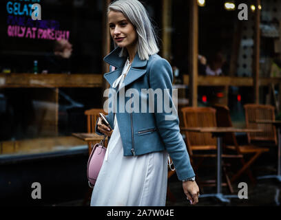 LONDON, Regno Unito - 18 Febbraio 2019: Victoria Magrath sulla strada durante la London Fashion Week. Foto Stock