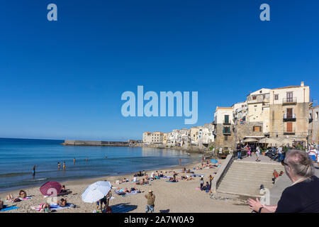 Una vista della spiaggia principale a Cefalú,Sicilia,l'Italia e la città vecchia. Foto Stock