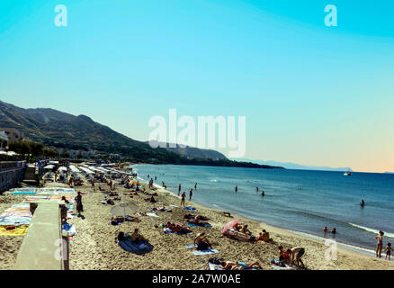Vista sulla spiaggia di Cefalú, Sicilia, Italia, che si affaccia dal centro storico. Foto Stock