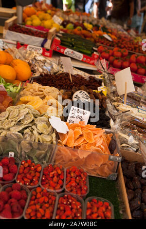 E frutta secca e fresca per la vendita all'aperto il mercato alimentare, Campo della Pescheria, San Polo, Venezia, Italia Foto Stock