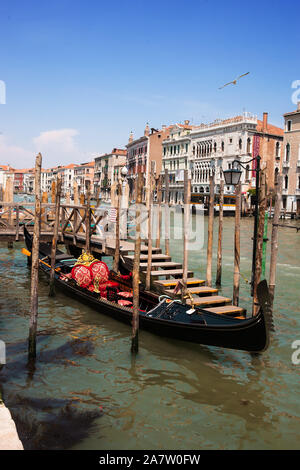 Canal Grande dal Campo della Pescaria: gondola in primo piano e la Ca' d'Oro sulla destra: Venezia, Italia Foto Stock