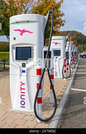 IONITY high-power-carica / unità di HPC, caricabatteria rapido per veicoli elettrici / auto elettrica in corrispondenza di una stazione di servizio in Germania Foto Stock