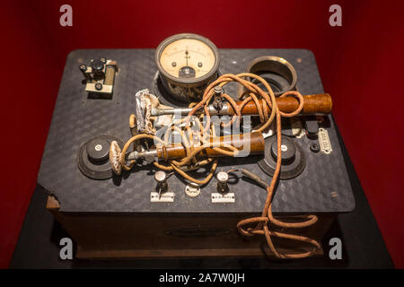 Vintage la terapia elettroconvulsiva / medico elettroshock dispositivo di terapia per il trattamento psichiatrico Foto Stock