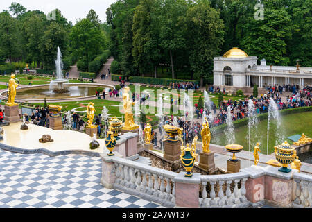 Rivestimenti decorativi esterni fontane di Peterhof Palace a San Pietroburgo, Russia. Foto Stock