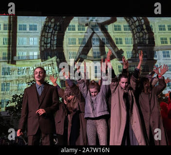 Berlino, Germania. 04 Nov, 2019. Gli attori del teatro der rivoluzione giocare all'inizio della settimana del festival in occasione del trentesimo anniversario della caduta del muro di Berlino su Alexanderplatz. Credito: Paolo Zinken/dpa/Alamy Live News Foto Stock