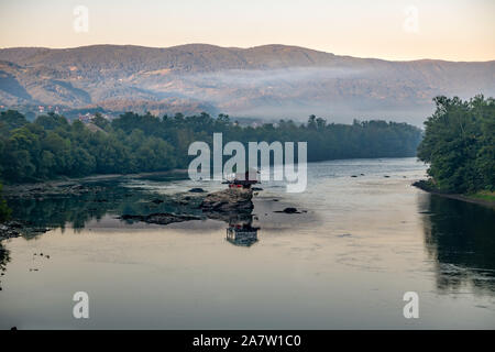 Drina house, piccola casa sulla roccia al centro del fiume Drina in occidente la Serbia, Bajina Basta, vicino mountain Tara, uno dei luoghi più popolari Foto Stock