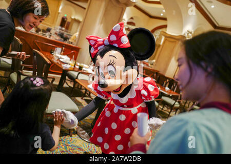 --FILE--Minnie Mouse interagisce con un bambino in un ristorante a Shanghai Disneyland a Shanghai in Cina, 11 luglio 2019. La query ha recentemente sollevato rel Foto Stock