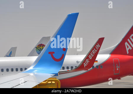 Close up di diverse alette di coda di aerei di linea tra cui Tui e Air Berlin. Foto Stock