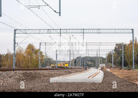 Ammodernamento della linea ferroviaria. Nuova traccia, pietrisco, traversine ferroviarie - close-up. Foto Stock