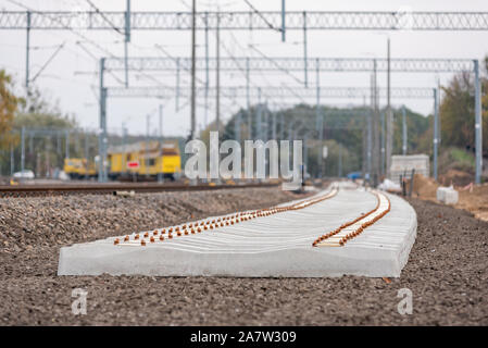 Ammodernamento della linea ferroviaria. Nuova traccia, pietrisco, traversine ferroviarie - close-up. Foto Stock