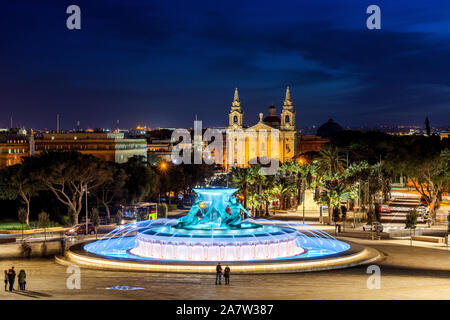 Foto notturna della Fontana del Tritone a La Valletta, Malta. Foto Stock