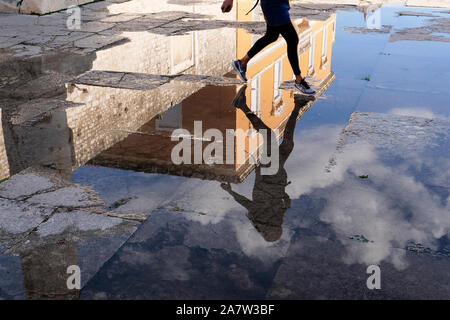 Croazia, Zadar, la città vecchia, la donna che si tuffa in pagaia per evitare i pattini bagnati Foto Stock