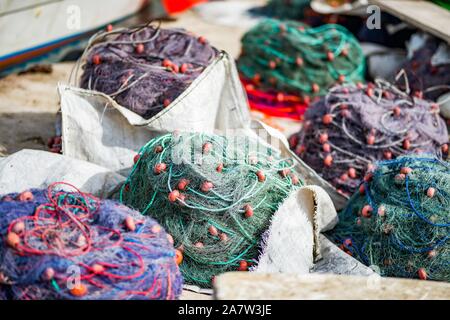 Il porto nel villaggio di Marsaxlokk in Malta, rinomato per la sua decorato in maniera colorata di barche da pesca. Foto Stock