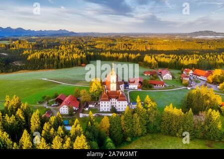 Wieskirche nella luce del mattino, la Chiesa del pellegrinaggio al Salvatore flagellato sul Wies, Wies, vicino Steingaden, Pfaffenwinkel, vista aerea, superiore Foto Stock