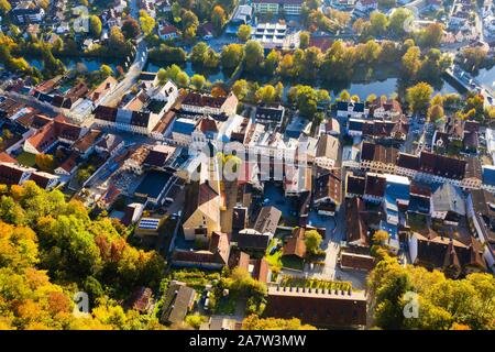 Città vecchia di Wolfratshausen con Loisach, vista aerea, Alta Baviera, Baviera, Germania Foto Stock