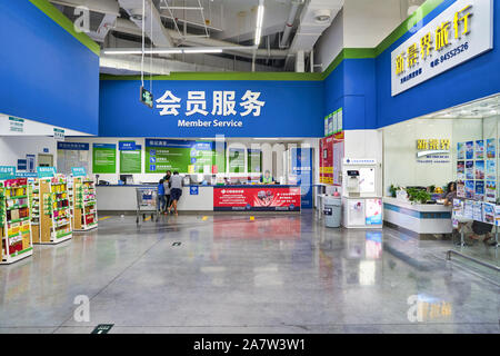 SHENZHEN, Cina - 22 Aprile 2019: membro servizio a Sam's Club store in Shenzhen. Sam's Club è una catena americana di appartenenza solo a magazzino per la vendita al dettaglio Foto Stock