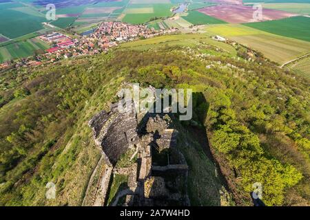 Hazmburk è un notevole le rovine di un castello gotico vicino villaggio Klapy. Le rovine sono protetti come un monumento culturale della Repubblica ceca Foto Stock