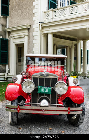 Un classico Franklin Roadster si siede di fronte al Hildene mansion, Manchester, Vermont, USA. Foto Stock