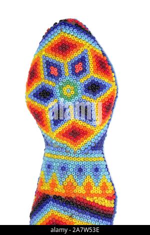 Close-up dettaglio della testa di un serpente a perline creato dalla Huichol popoli indigeni del Messico settentrionale. I serpenti nella cultura Huichol sono respo Foto Stock