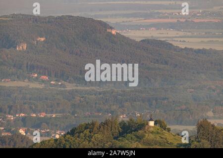 Cappella di Sant'Anna sulla collina Vysker nel paradiso boemo Foto Stock