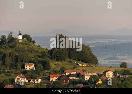 Cappella di Sant'Anna sulla collina Vysker nel paradiso boemo Foto Stock