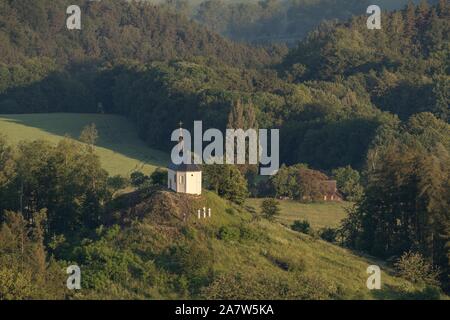 Cappella di Sant'Anna sulla collina Vysker nel paradiso boemo Foto Stock