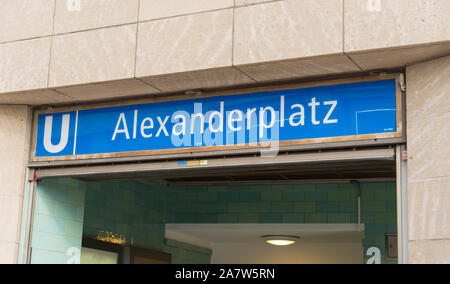 Berlino, Germania - 3 agosto 2019: Alexanderplatz stazione della metropolitana fermata Foto Stock