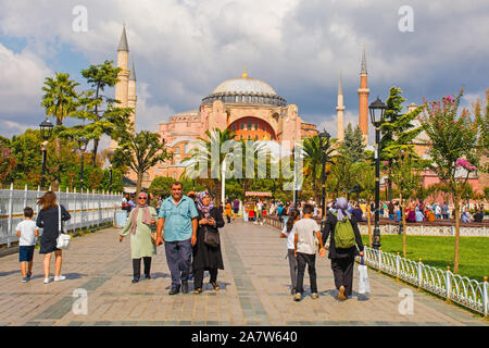 Istanbul,Turkey-September 6 2019. Esterno del Ayasofia (Hagia Sofia) nella zona di Sultanahmet, Istanbul. Costruito nel 537 D.C. come una chiesa viene quindi convertito in una moschea Foto Stock