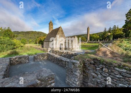 Glendalough è un villaggio con un monastero nella contea di Wicklow, Irlanda. Il monastero fu fondata nel VI secolo da San Kevin, eremita e sacerdote, Foto Stock