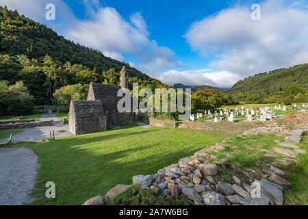 Glendalough è un villaggio con un monastero nella contea di Wicklow, Irlanda. Il monastero fu fondata nel VI secolo da San Kevin, eremita e sacerdote, Foto Stock