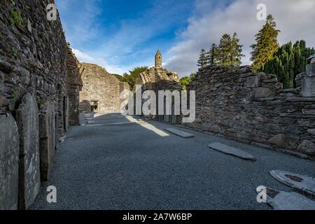 Glendalough è un villaggio con un monastero nella contea di Wicklow, Irlanda. Il monastero fu fondata nel VI secolo da San Kevin, eremita e sacerdote, Foto Stock