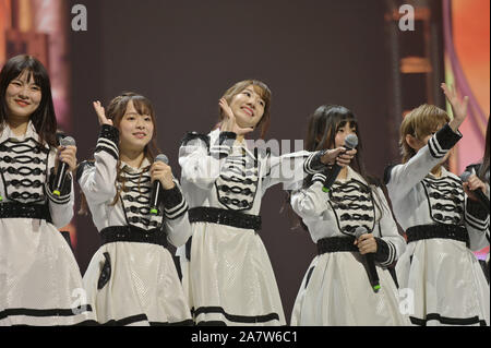 Membri del idol giapponese ragazza gruppo AKB48 e sua sorella internazionale di gruppi di eseguire durante la AKB48 Group Asia Festival in Cina a Shanghai, 24 Augu Foto Stock