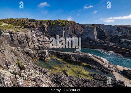 Tipico Rupi costiere nella zona della baia di Dunlough nel sud-ovest dell'Irlanda. Foto Stock