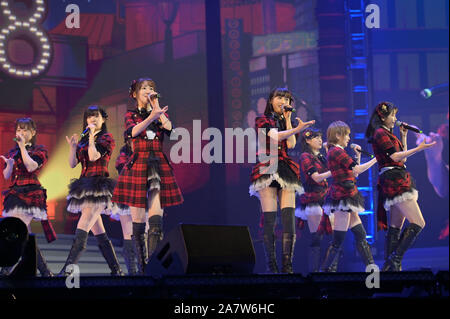 Membri del idol giapponese ragazza gruppo AKB48 e sua sorella internazionale di gruppi di eseguire durante la AKB48 Group Asia Festival in Cina a Shanghai, 24 Augu Foto Stock