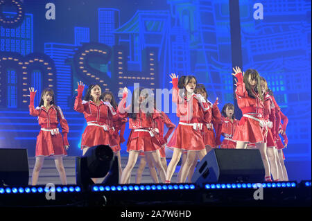I membri di idolo cinese ragazza gruppo AKB48 Team SH, una sorella ufficiale del gruppo il idol giapponese ragazza gruppo AKB48, eseguire durante la AKB48 Group Asia Foto Stock