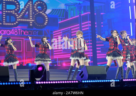 Membri del idol giapponese ragazza gruppo AKB48 e sua sorella internazionale di gruppi di eseguire durante la AKB48 Group Asia Festival in Cina a Shanghai, 24 Augu Foto Stock