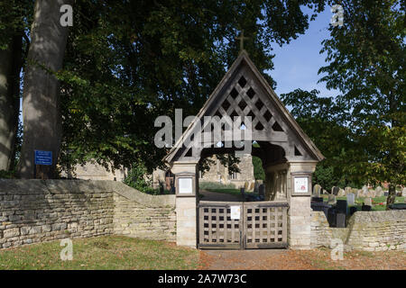 Lych in legno porta alla chiesa parrocchiale di San Pietro nel villaggio di Sharnbrook, Bedfordshire, Regno Unito; Foto Stock